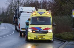 Fietser naar ziekenhuis na botsing met auto