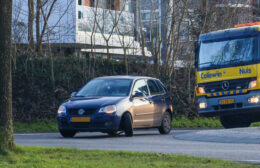 Auto strandt op rotonde door afgebroken voorwiel