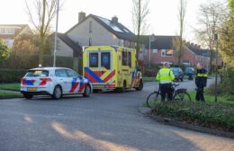 Auto en fietser botsen in Leek