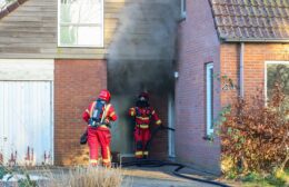 Brandweer blust brand in woning in Tolbert