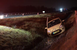 Auto van de weg bij Wijnjewoude Video