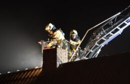 Brandweer Haulerwijk blust schoorsteenbrand Video