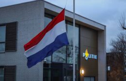 Vlag halfstok bij politiebureau in Leek ter nagedachtenis omgekomen agent