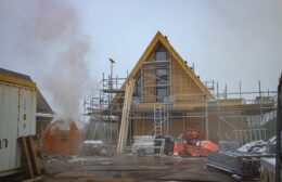 Brandweer blust containerbrand op bouwplaats