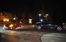 Auto’s botsen op kruising in Donkerbroek Video