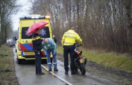 Scooterrijder onderuit op fietspad in Donderen Video
