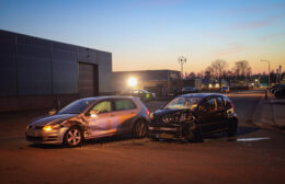 Auto’s botsen op Leuringslaan in Tolbert