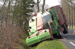 Voermengwagen in de sloot bij Norg Video