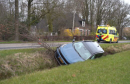 Auto in de sloot bij Haule Video
