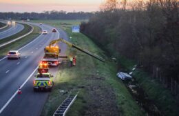 Vouwwagen raakt los en belandt in sloot bij Nuis