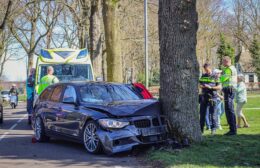 Auto botst tegen boom op Zevenhuisterweg bij Nw. Roden Video