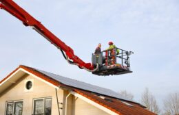 Kat gered van onder zonnepanelen in Tolbert