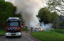 Auto gaat verloren bij felle brand op Trimunt