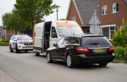 Automobilist botst op stilstaande bus van pakketbezorger Video