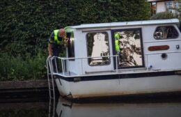 Losgeslagen bootje zorgt kort voor onrust in Nienoordshaven