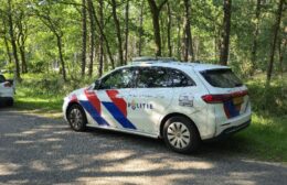 Motorrijder botst op auto op de Wiltenkamp in Norg: één gewonde Video