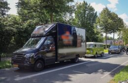 Aanrijding tussen oude VW bus en bedrijfsbus zorgt voor verkeershinder op N372