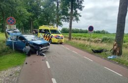 Auto tegen boom op Kaleweg