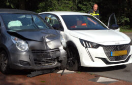 Auto’s botsen op kruising in Waskemeer Video