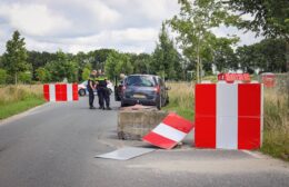 Automobilist ramt betonblokken in Leek