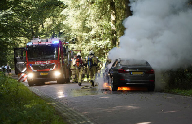 BMW gaat in vlammen op in Steenbergen Video