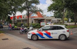 Fietser en scooter botsen op Lindensteinlaan in Leek