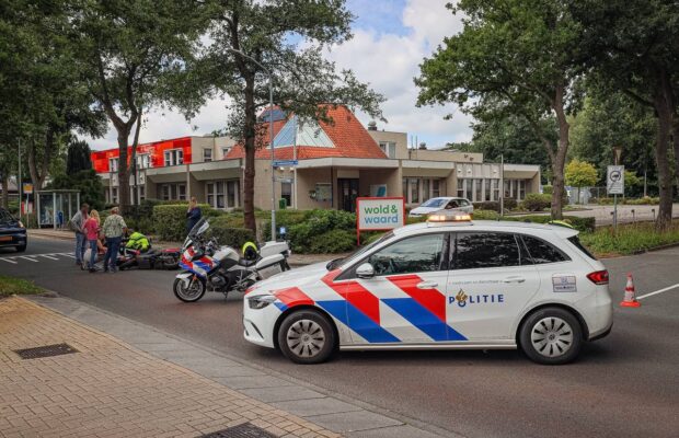 Fietser en scooter botsen op Lindensteinlaan in Leek