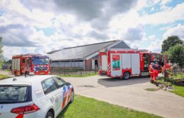 Steekvlam uit omvormer bij boerderij in De Wilp: brandweer snel ter plaatse
