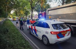 Aanrijding op Auwemalaan in Leek: politie en ambulance ter plaatse