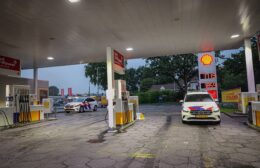Politie onderzoekt verdachte situatie bij tankstation in Roden – Getuigen gezocht