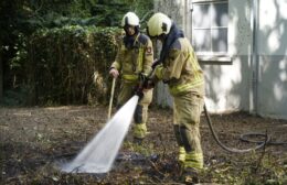 Brandweer blust buitenbrand bij “Kaaslust” in Veenhuizen Video