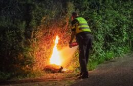 Politie blust afvalbrand in Boerakker