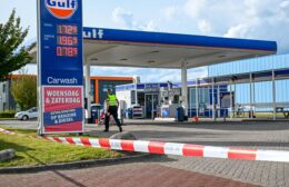 Twee arrestaties na gewapende overval op tankstation in Leek Video