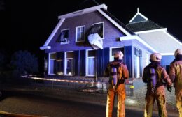 Brand op slaapkamer in woning Bovensmilde snel onder controle Video