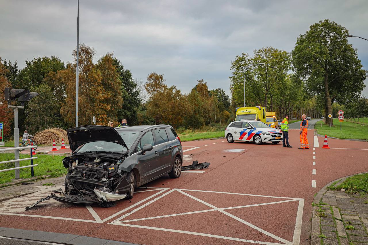 Auto's botsen op kruising bij Briltil