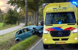 Auto uit koers op N372 bij Nietap