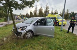 Auto tegen boom op N372