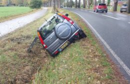 Auto in greppel langs N372