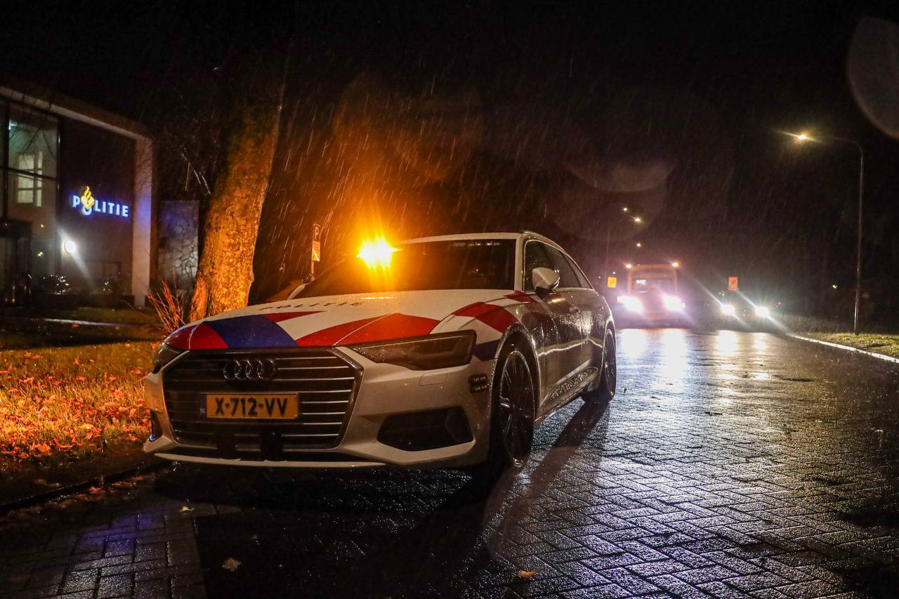 Aanrijding bij politiebureau in Leek