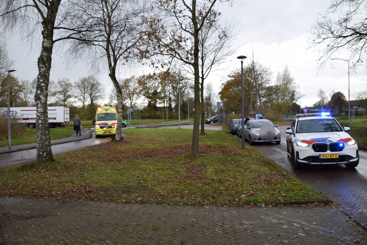 Automobilist rijdt fietser aan in Roden