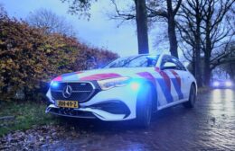 Auto en tractor botsen in Steenbergen Video