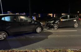 Veel schade bij frontale botsing in Roden