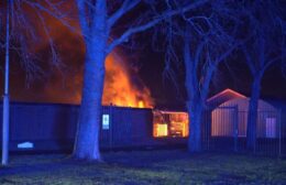 Brandweer blust containerbrand bij gevangenismuseum Video