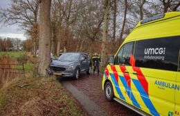 Auto botst tegen boom in Roderwolde