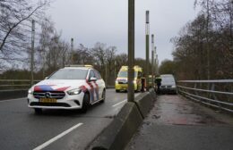 Bestelbus klem tussen brugleuning en betonnen afscheiding op fietspad Video