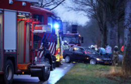 Automobilist bekneld bij aanrijding in Vries Video
