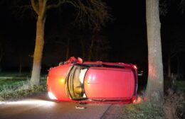 Auto op de kop op Mandefjild in Bakkeveen Video