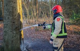 Brandweer Leek blust buitenbrand aan het Ommetje