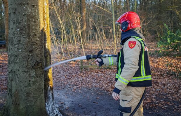 Brandweer Leek blust buitenbrand aan het Ommetje