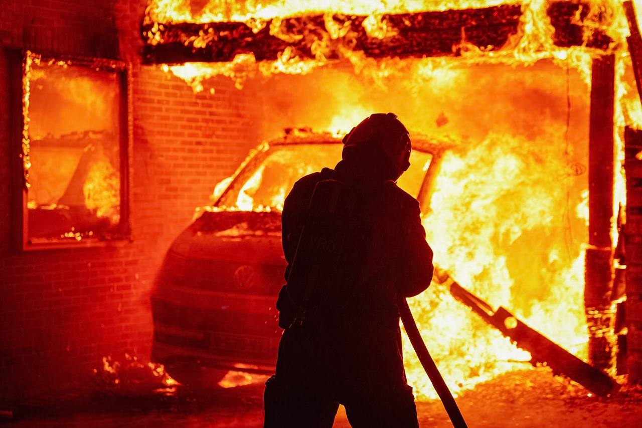 Auto brandt volledig uit onder carport in Roden, woning zwaar beschadigd
